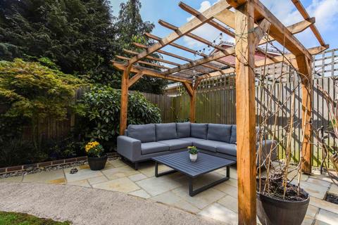 21 Bakewell Way, New Malden, KT3 3UY