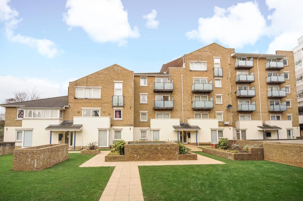 Hartfield Crescent Wimbledon SW19 2 bed flat £1,650 pcm (£381 pw)