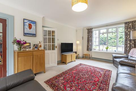 23 Dean Close, Woking, GU22 8NX