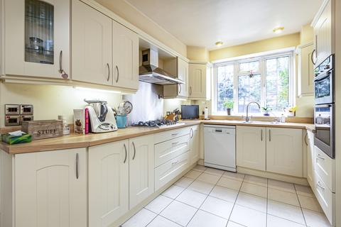 23 Dean Close, Woking, GU22 8NX
