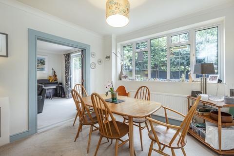 23 Dean Close, Woking, GU22 8NX