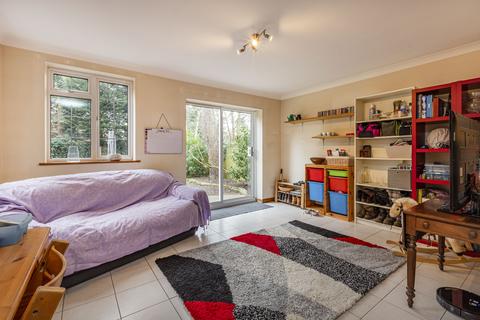 23 Dean Close, Woking, GU22 8NX