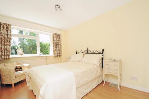 3 bedroom apartment to rent, Courtlands,  Surrey,  TW10