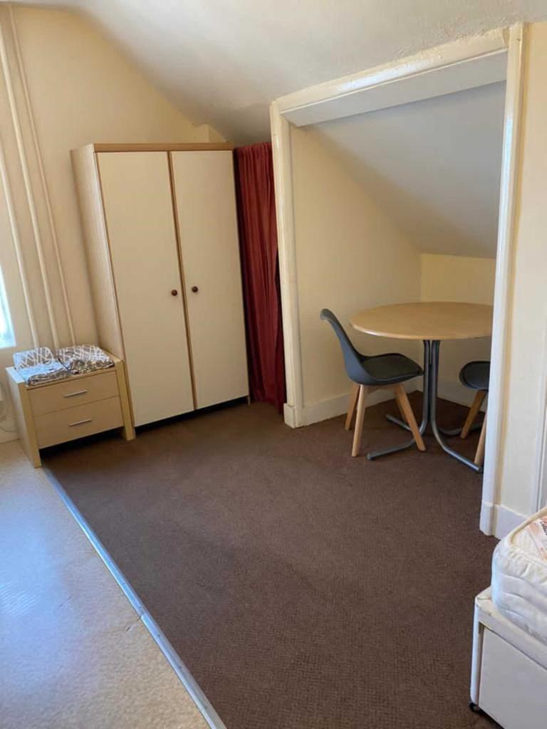 Burgh Heath Road, Epsom 1 bed in a house share £600 pcm (£138 pw)