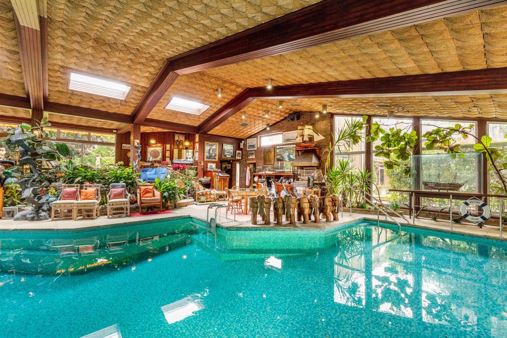 Swimming pool complex pic 1