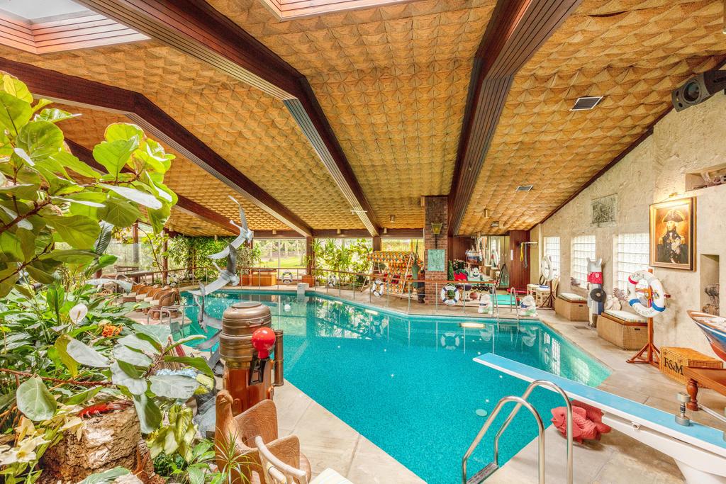 Swimming pool complex pic 3