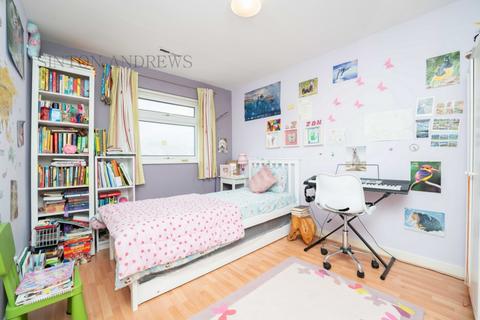 19 Lanark Close, London, W5 1SN