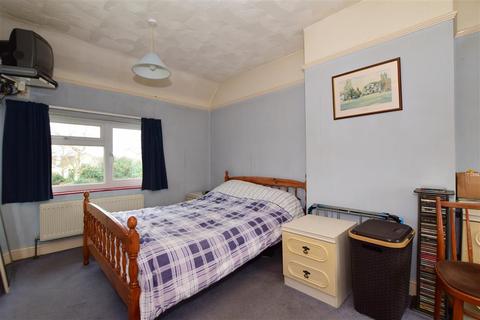 26 Bremner Avenue, Horley, RH6 8EP