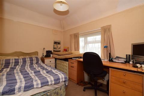 26 Bremner Avenue, Horley, RH6 8EP