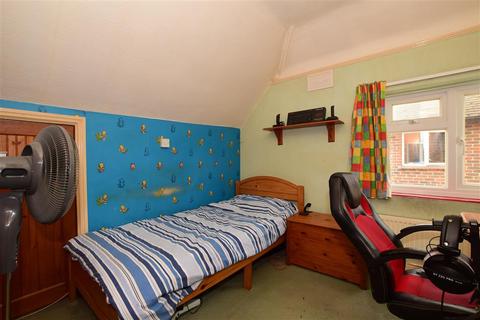 26 Bremner Avenue, Horley, RH6 8EP
