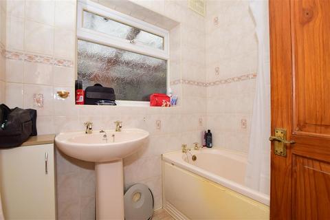 26 Bremner Avenue, Horley, RH6 8EP