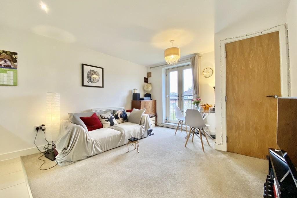 Holts Crest Way, Leeds 2 bed apartment £1,200 pcm (£277 pw)