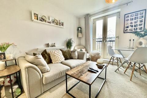 2 bedroom apartment to rent, Holts Crest Way, Leeds