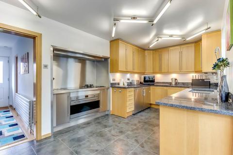 16 Woodview Close, South Croydon, CR2 9BD