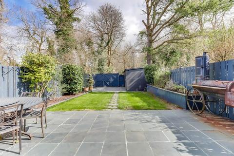 16 Woodview Close, South Croydon, CR2 9BD