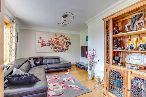 16 Woodview Close, South Croydon, CR2 9BD