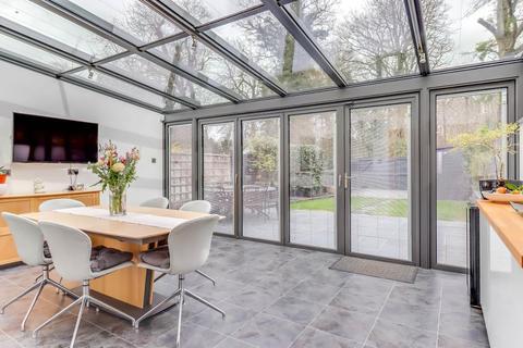 16 Woodview Close, South Croydon, CR2 9BD