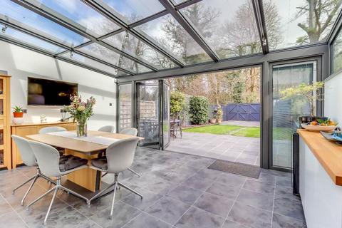 16 Woodview Close, South Croydon, CR2 9BD