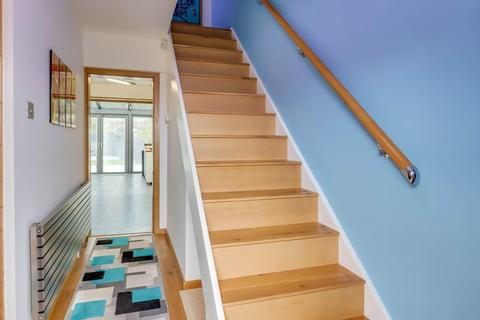 16 Woodview Close, South Croydon, CR2 9BD