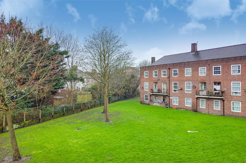 Gracefield Gardens, Streatham, SW16 4 bed apartment £1,850 pcm (£427 pw)
