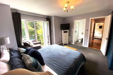 29 Eothen Close, Caterham, CR3 6JU