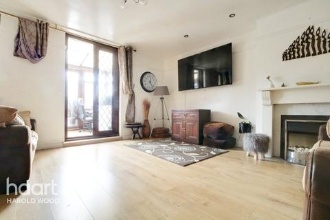 36 Bellflower Path, Romford, RM3 8JF