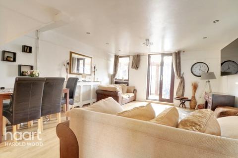 36 Bellflower Path, Romford, RM3 8JF