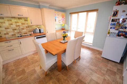 32 Cae Gwyrdd, St Clears, Carmarthen, SA33 4BE
