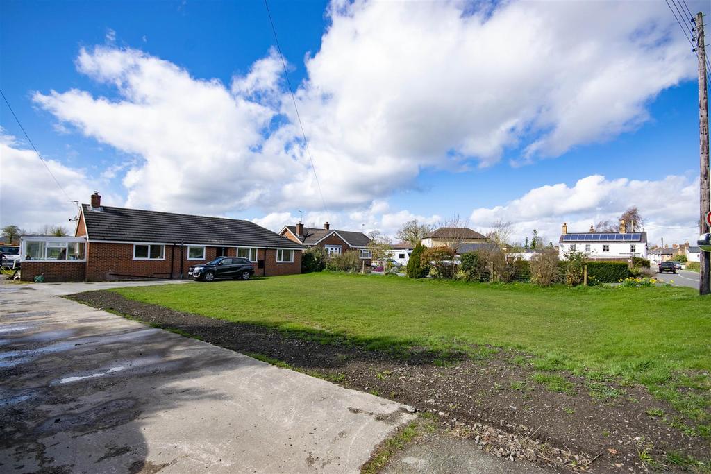 Maesbury Marsh, Oswestry, Oswestry 4 bed detached bungalow £365,000