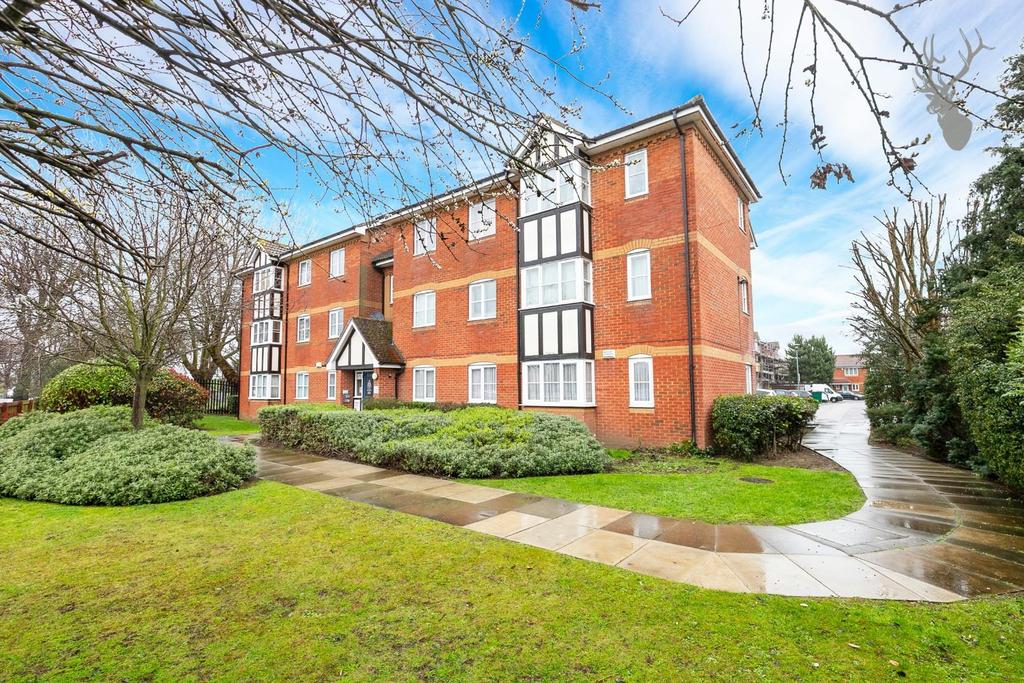 Redwood Gardens, Chingford 2 bed flat £300,000