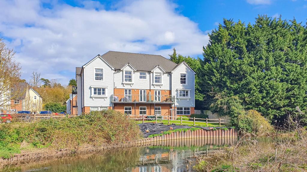 Plaxton Way, Ware 2 bed flat £1,200 pcm (£277 pw)