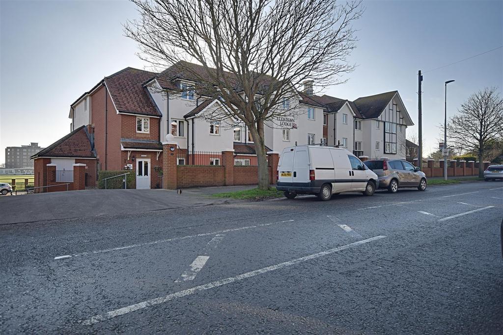 Cooden Drive, BexhillOnSea 1 bed retirement property £132,500