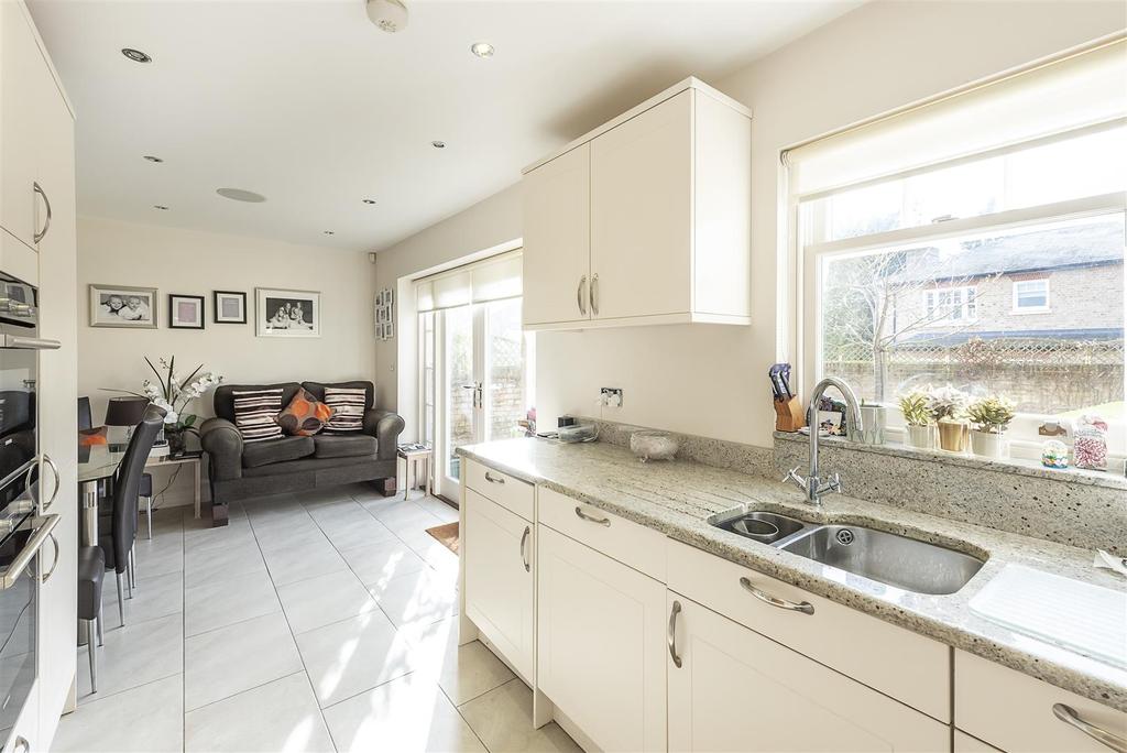 Kitchen 2.jpg