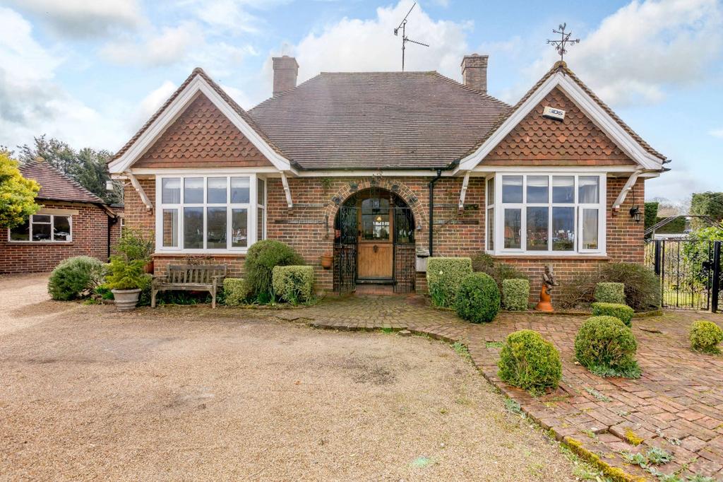 The Common, Cranleigh, Surrey 3 bed bungalow £800,000