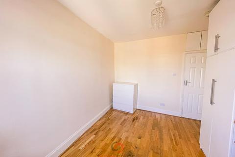 Studio to rent, Blythe Road, Shepherds Bush, London  W14