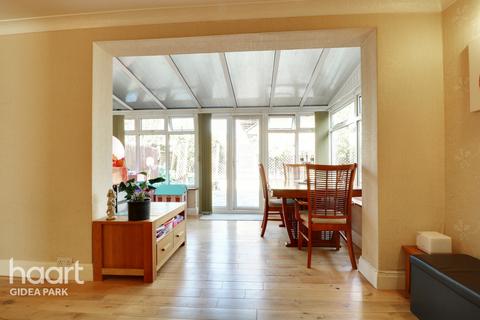 35 Masefield Close, Romford, RM3 7PP
