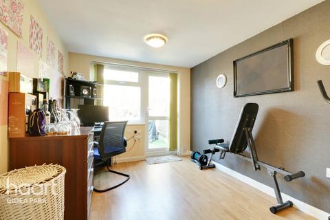 35 Masefield Close, Romford, RM3 7PP