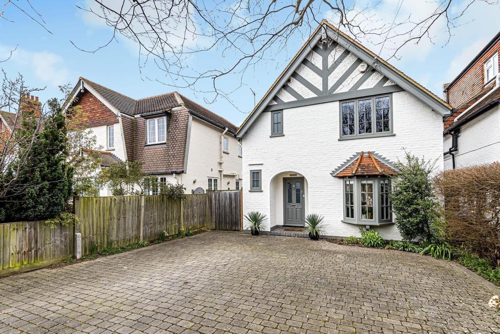 Leigh Road, Cobham, KT11 3 bed detached house £1,050,000