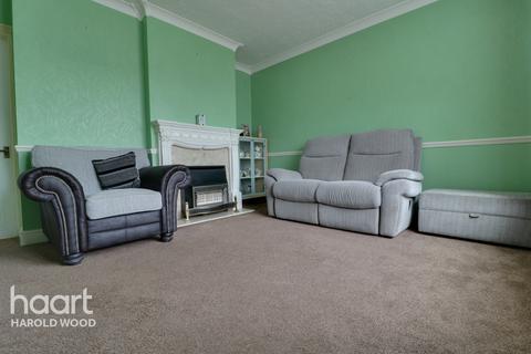 10 Chippenham Walk, Romford, RM3 8JA