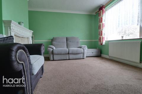 10 Chippenham Walk, Romford, RM3 8JA