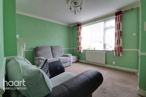 10 Chippenham Walk, Romford, RM3 8JA