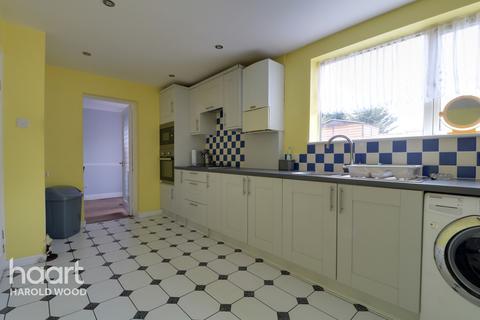 10 Chippenham Walk, Romford, RM3 8JA