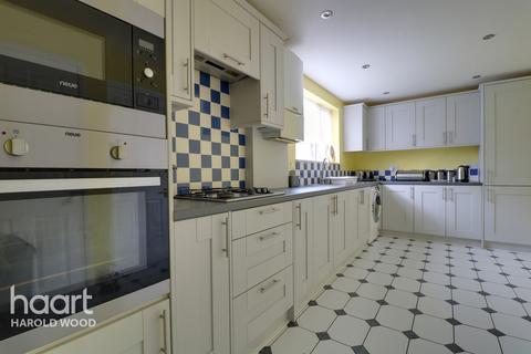 10 Chippenham Walk, Romford, RM3 8JA