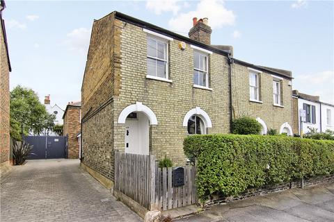 2 bedroom end of terrace house to rent, Thornton Road, SW19