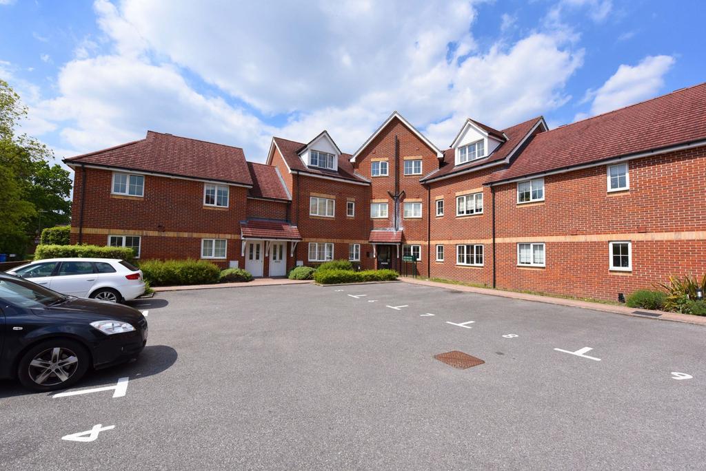 Woodside Court, Farnborough, GU14 1 bed apartment £800 pcm (£185 pw)