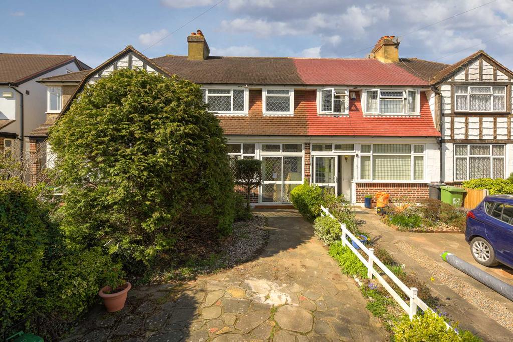 Green Lanes, Ewell 3 bed semidetached house £1,900 pcm (£438 pw)