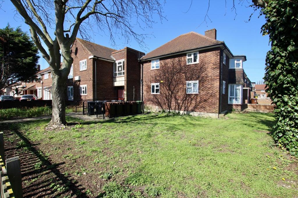Bastable Avenue, Barking, IG11 1 bed flat £200,000
