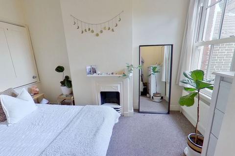 2 bedroom terraced house to rent - Walnut Tree Close, Guildford, GU1 4UB