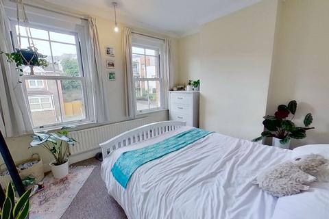 2 bedroom terraced house to rent, Walnut Tree Close, Guildford, GU1 4UB