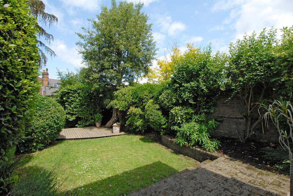 Onslow Gardens Muswell Hill N10 5 bed house £4,766 pcm (£1,100 pw)